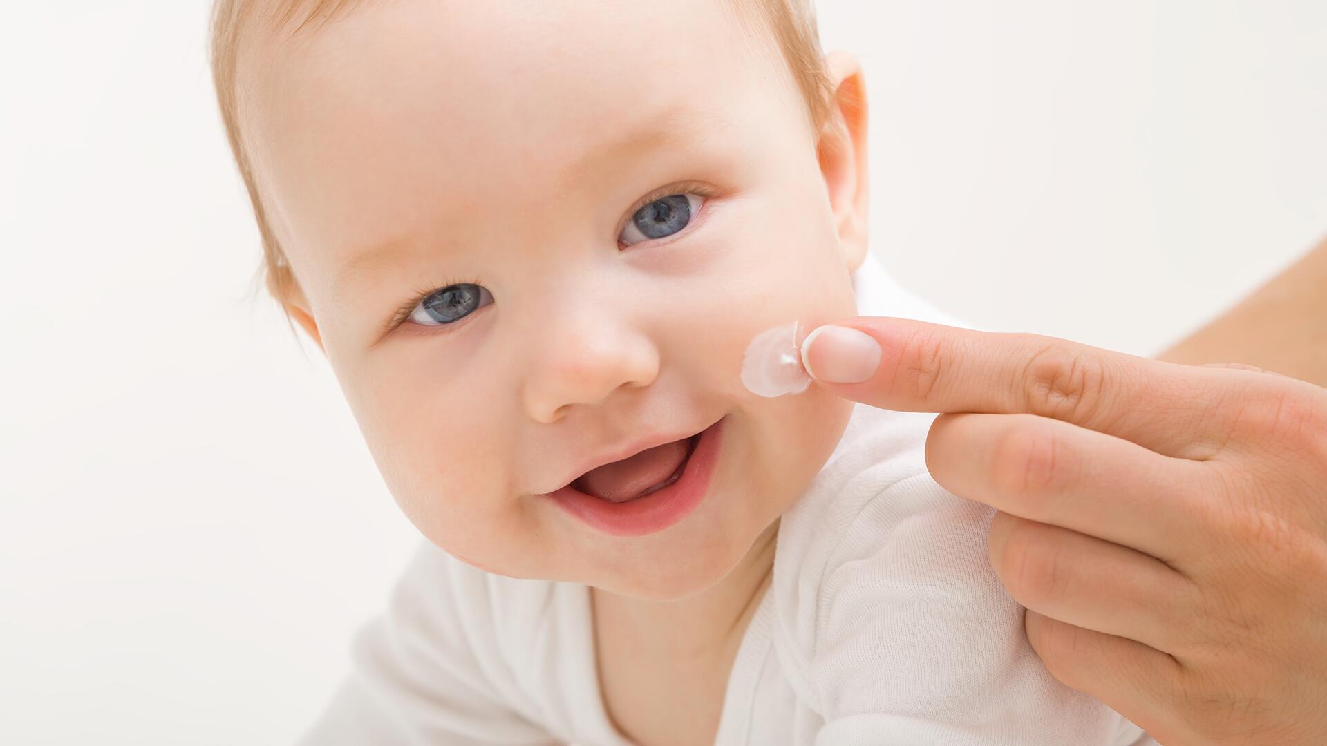 Babypflegecremes im Test: Wir haben 26 Produkte im Labor prüfen lassen.