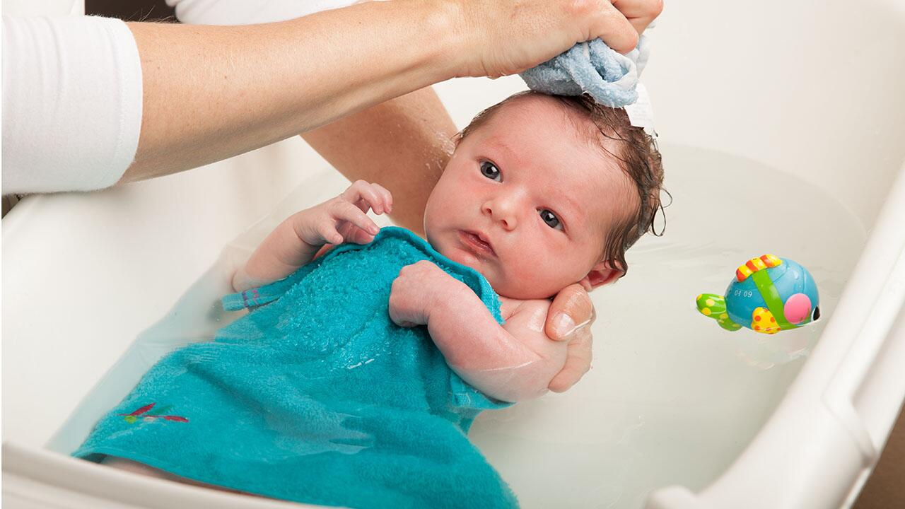 Babys baden: Der richtige Griff ist beim Baden des Babys wichtig. 