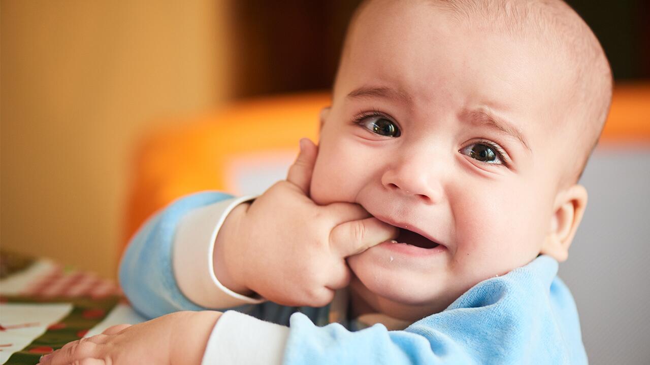 Babys und die ersten Zähne: Wir geben Tipps, wie Sie die Schmerzen Ihres Kindes beim Zahnen etwas lindern können.
