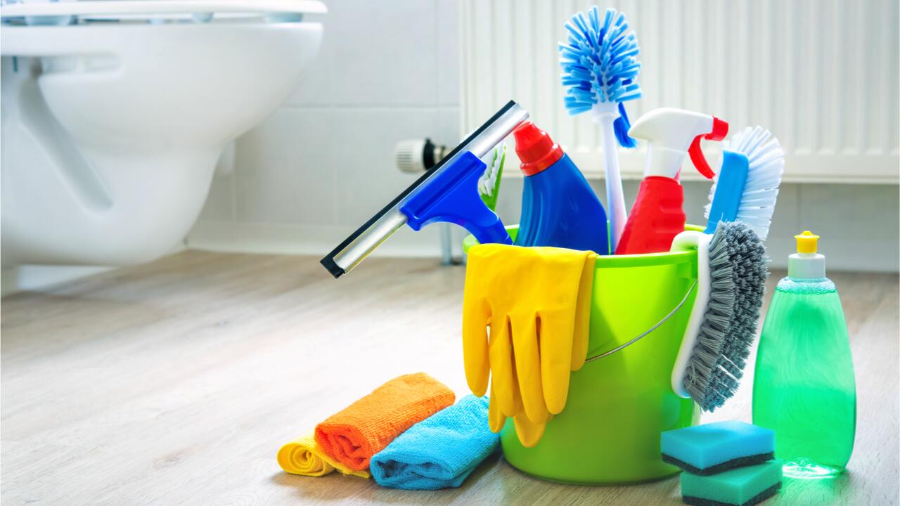 Bad putzen: Mit diesen Tipps reinigen Sie effizient und