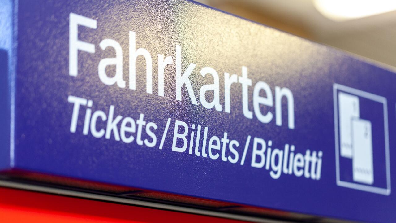 Bahnreisende wollen nicht auf Ticketautomaten und Schalter verzichten 