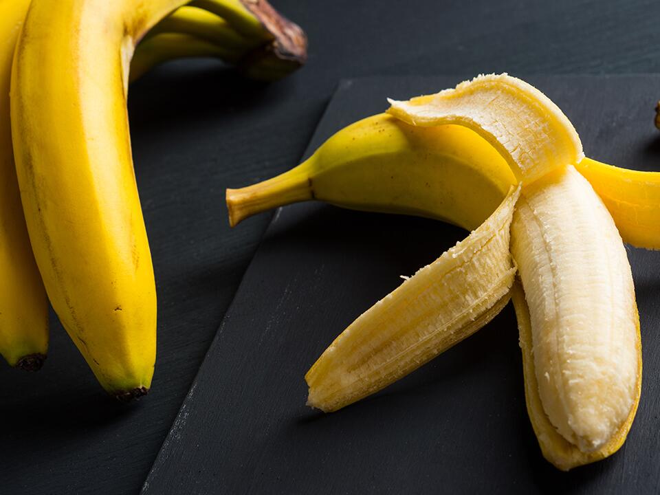 Не выкидывайте банановую кожуру. Прикол про банановую кожуру. Не выбрасывайте кожуру от бананов. Засолка банана. Почему нельзя выбрасывать банановую кожуру.