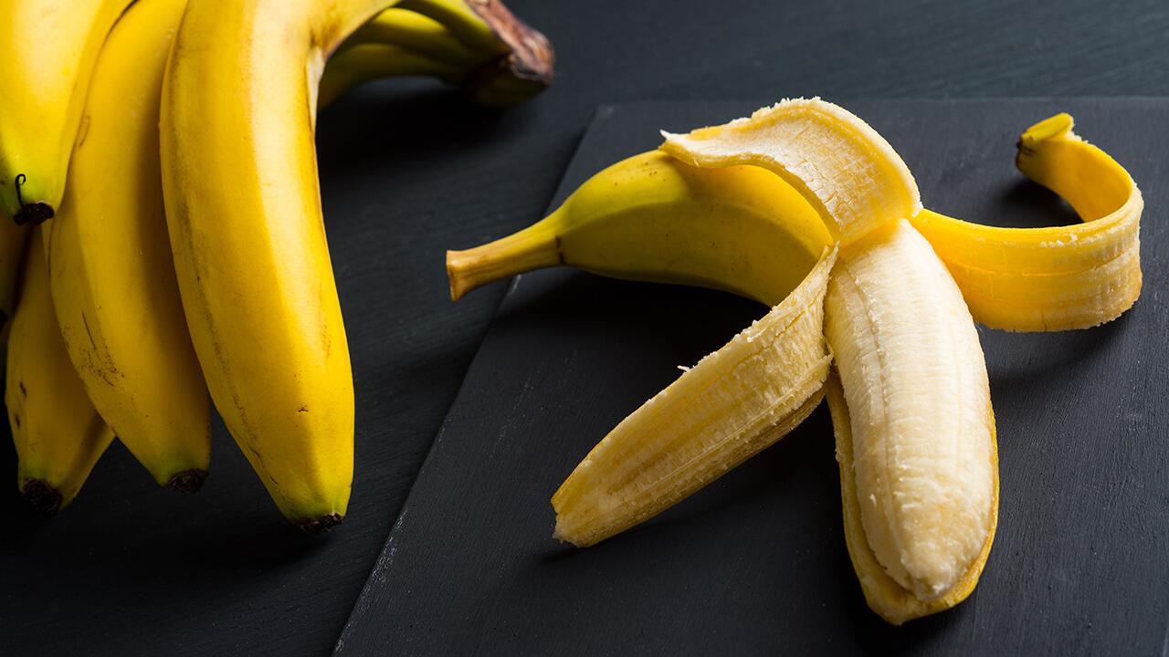 Bananenschalen sind zum Wegwerfen zu schade, sie können Pflanzen düngen und sogar Mitesser behandeln.