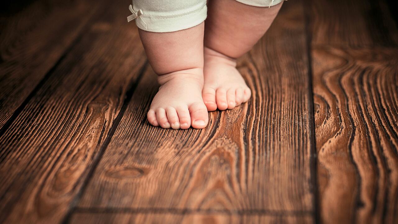 Barfuß laufen ist gut für die Entwicklung von Kinderfüßen. Aber irgendwann steht der erste Schuhkauf an. 