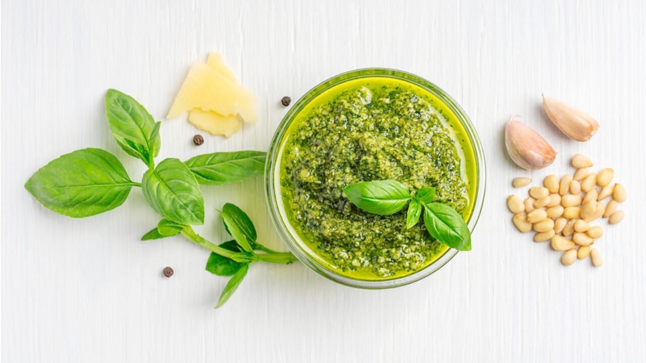 Pesto einfrieren: So machen Sie die Kräuterpaste haltbar