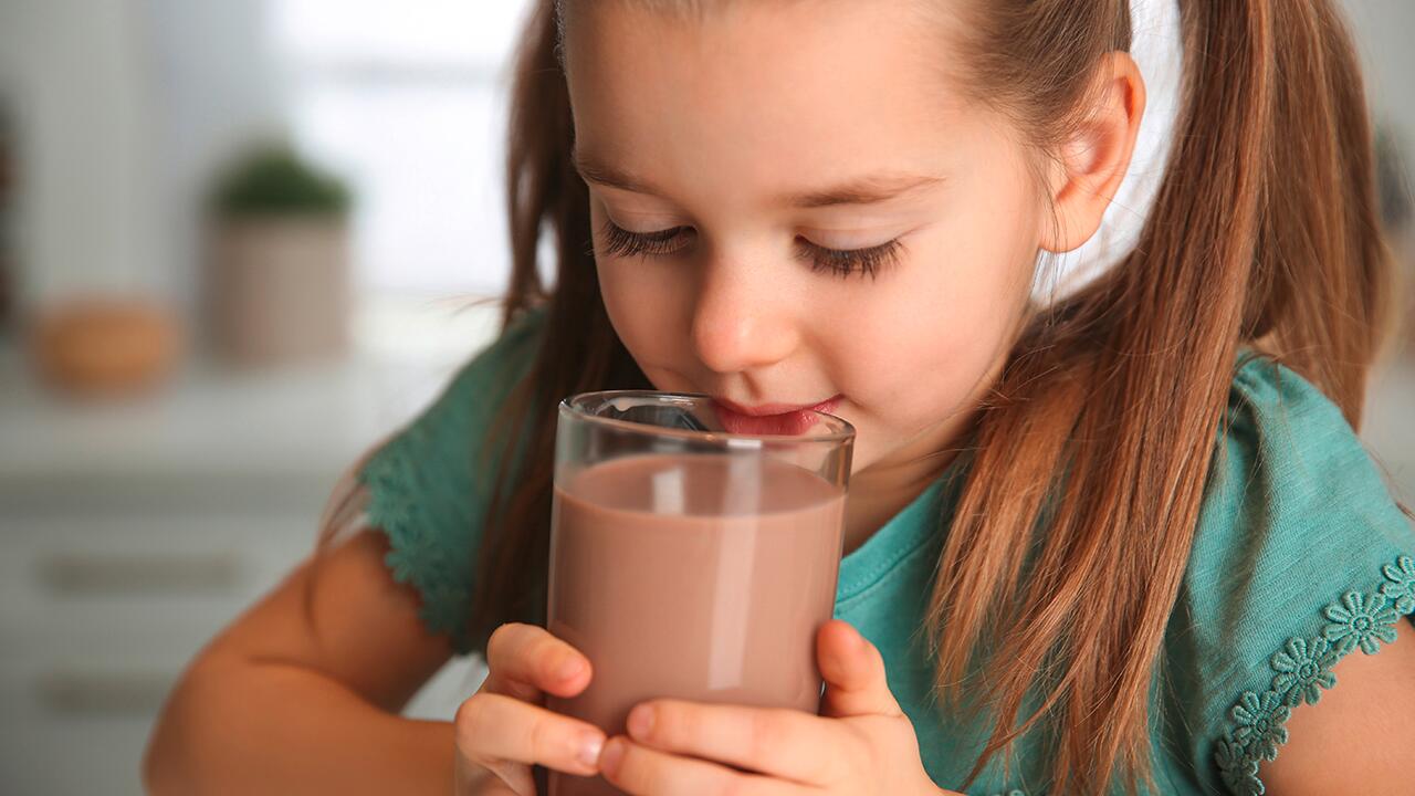 Bei Kindern ist Kakao ein beliebtes Getränk. Gesund ist es aber nicht.