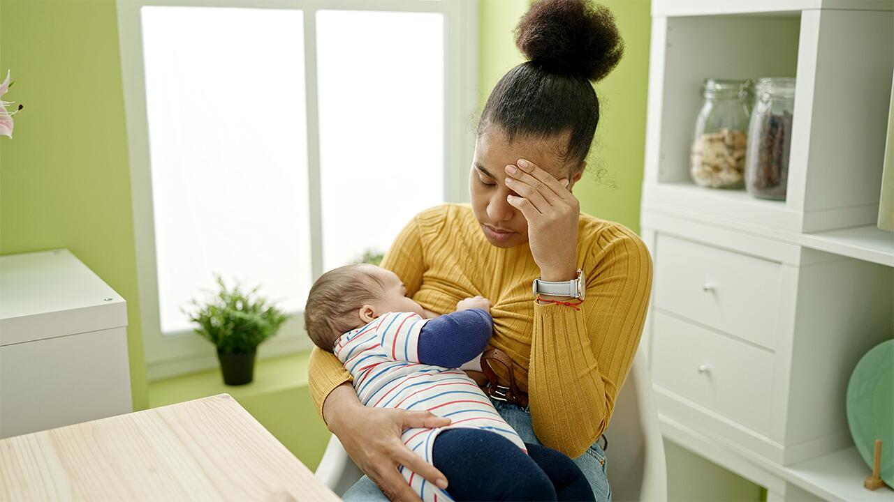 Bei wunden Brustwarzen und anderen Stillproblemen sollten sich Frauen frühzeitig Hilfe suchen.