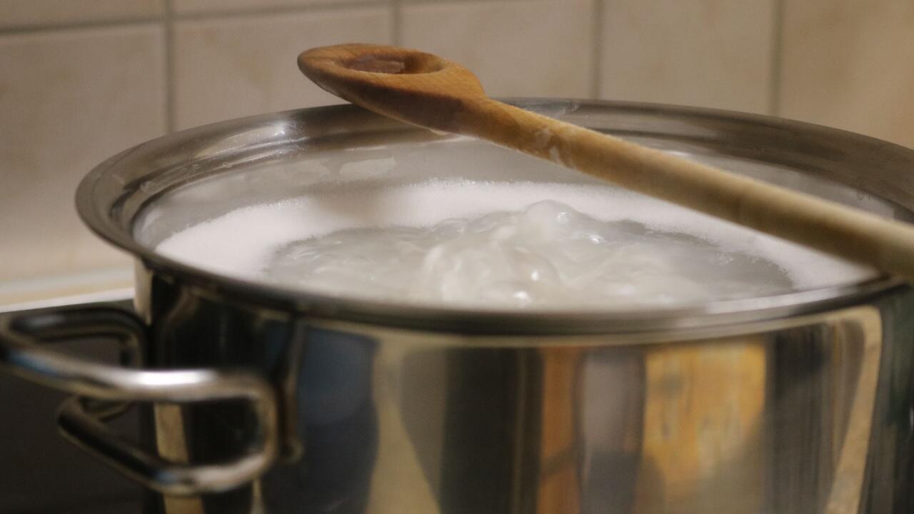 Beim Kochen von Spaghetti kann das Wasser leicht überkochen.