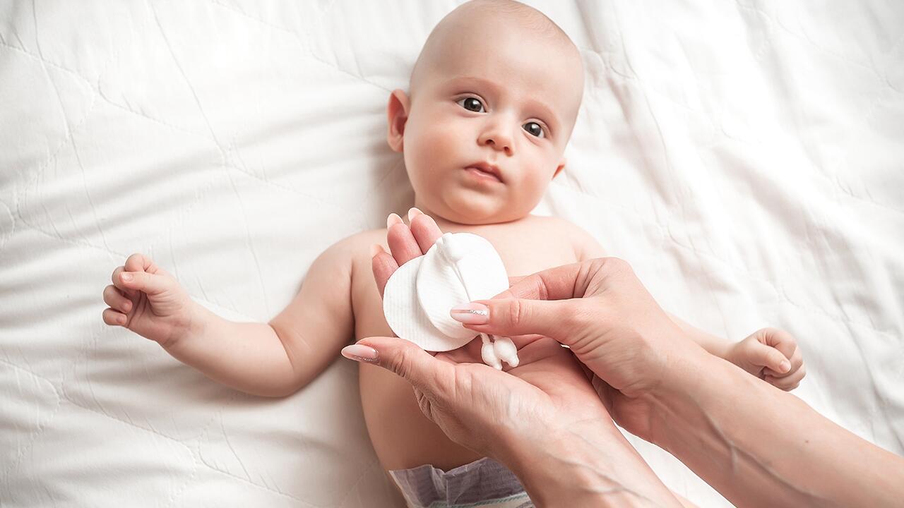 Beim Ohrenputzen ihres Babys sollten Eltern einiges beachten.