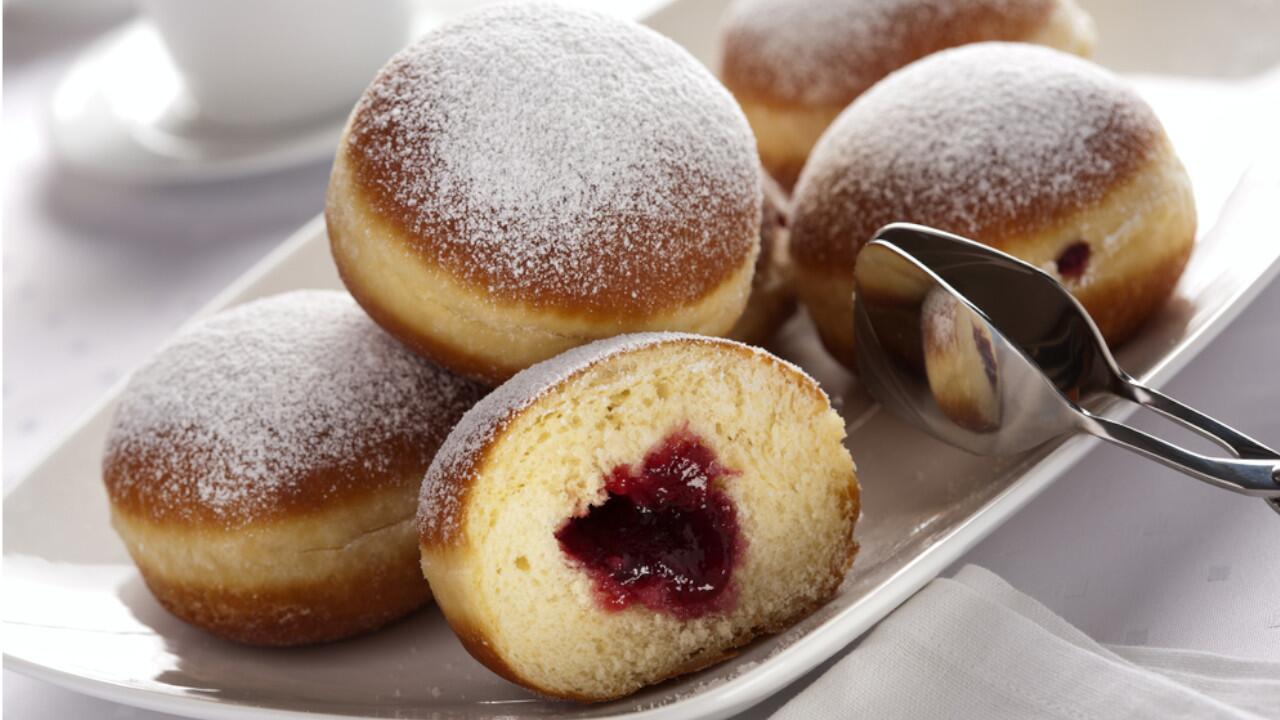 Berliner selber zu machen, ist nicht allzu schwer, die Krapfen schmecken in der Faschingszeit besonders lecker.