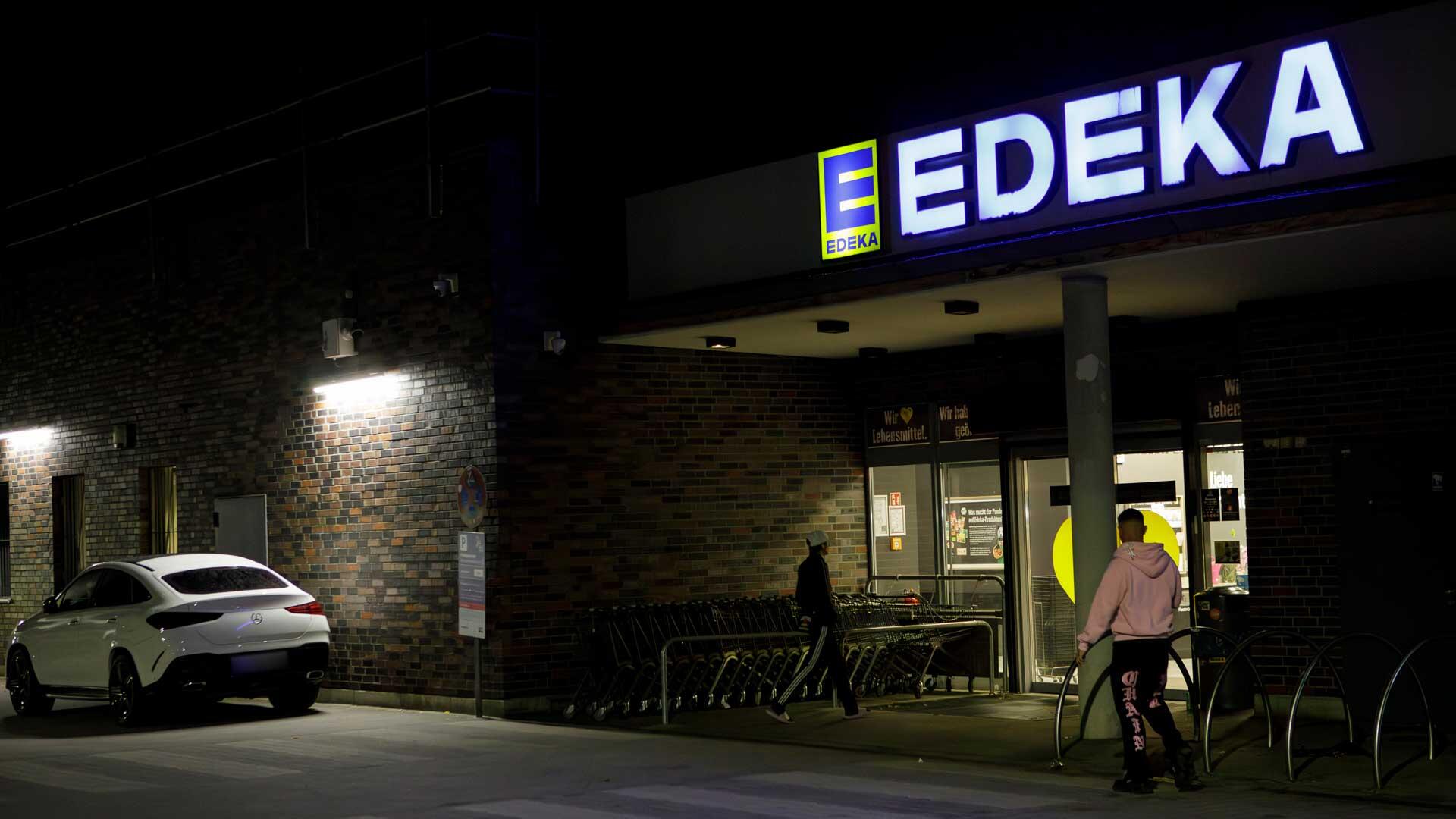 Blick auf einen beleuchteten Edeka-Supermarkt im Südosten der Hauptstadt Berlin.