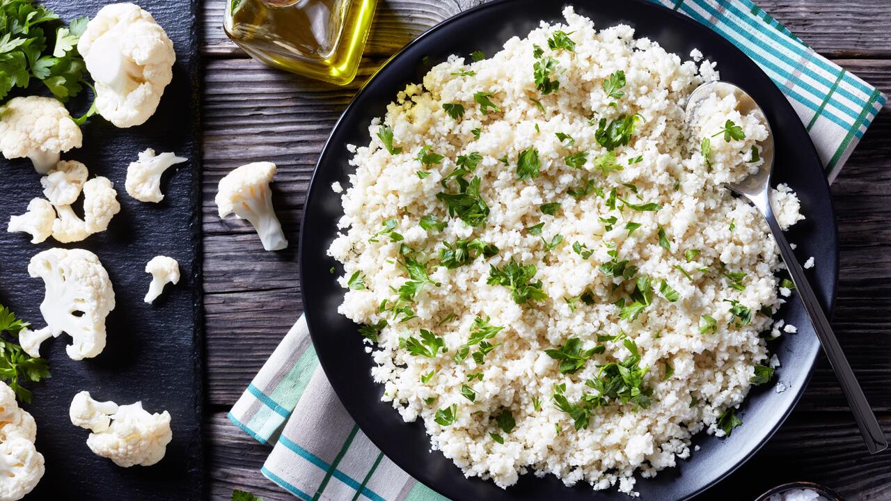 Blumenkohlreis kann herkömmlichen Reis in vielen Gerichten als regionale Low-Carb-Beilage ersetzen.