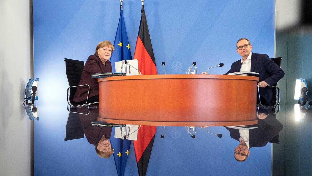 Bundeskanzlerin Angela Merkel und der Regierende Bürgermeister von Berlin, Michael Müller, zu Beginn der Videokonferenz mit den Ministerpräsidentinnen und Ministerpräsidenten der Länder sowie Mitgliedern der Bundesregierung über das weitere Vorgehen in der Corona-Krise.