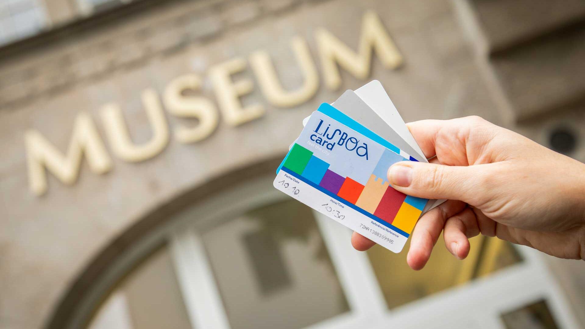 Citypass vor einem Museum