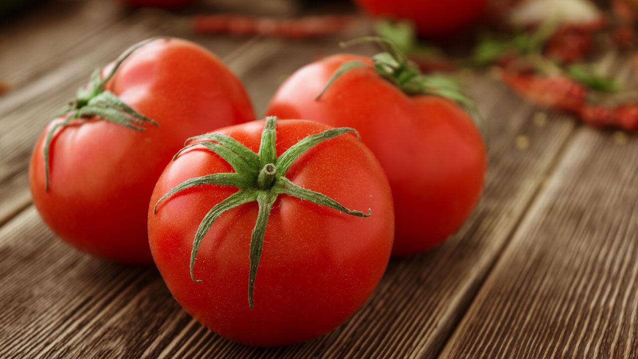 Darum sollten Sie den Tomatenstrunk besser nicht mitessen