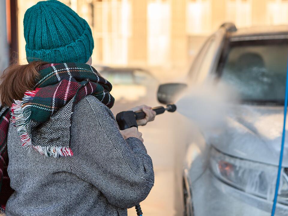 Bußgeld droht: Auto beim Eiskratzen nicht warmlaufen lassen - ÖKO-TEST