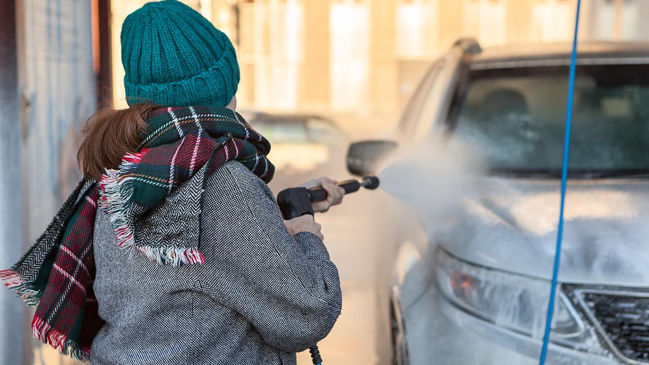 Das Auto sollte im Winter prinzipiell genauso oft gewaschen werden wie im Sommer, sagt der ADAC. 