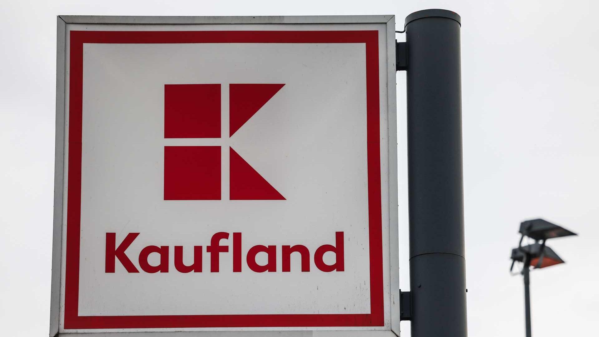 Das Logo des Lebensmitteleinzelhändlers Kaufland steht vor einer Filiale