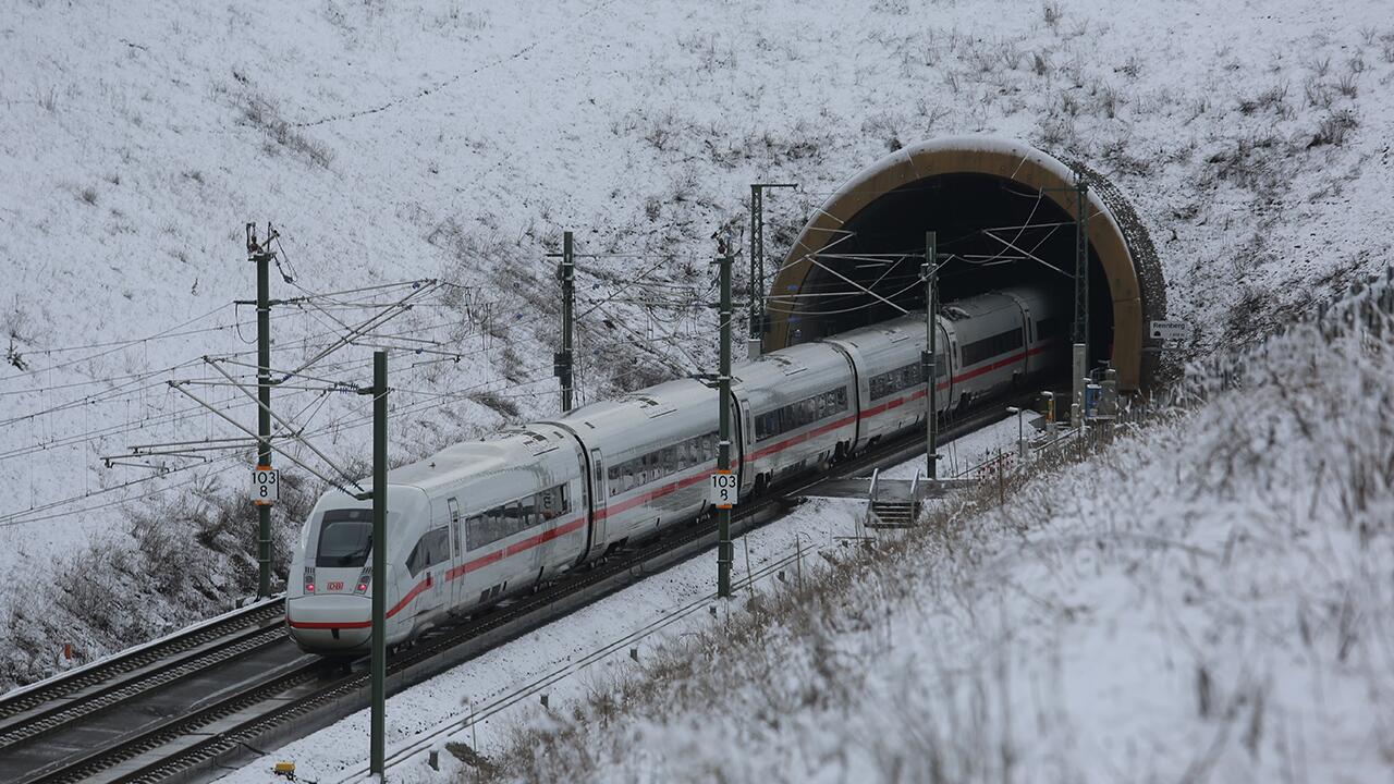 Das Winterwetter legt den Verkehr auch der Deutschen Bahn in weiten Teilen Deutschlands lahm.
