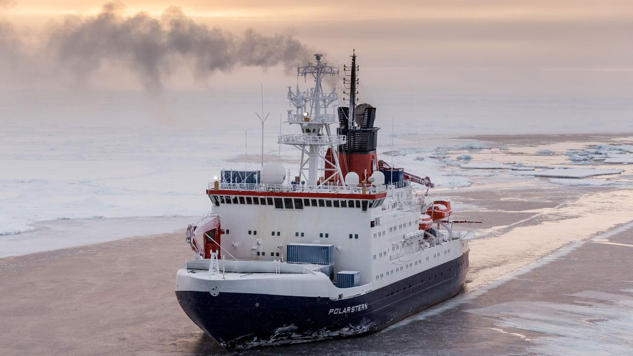 Das deutsche Forschungsschiff Polarstern in der zentralen Arktis, Aufnahme von der Sommer-Expedition 2015