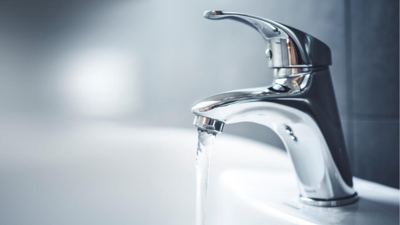 Den Wasserhahn sollten Sie laufen lassen, wenn Sie nach längerer Zeit wieder nach Hause kommen.