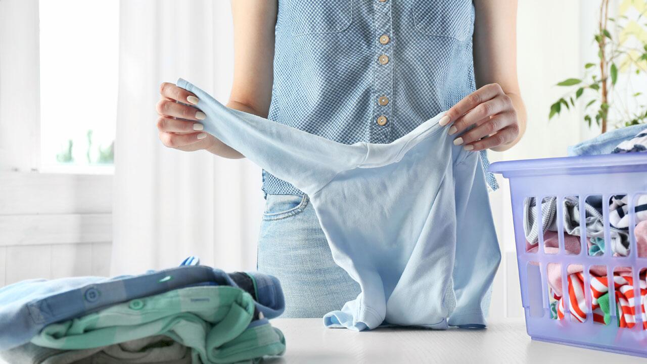 Deoflecken entfernen: Mit diesen Hausmitteln wird die Kleidung schnell sauber