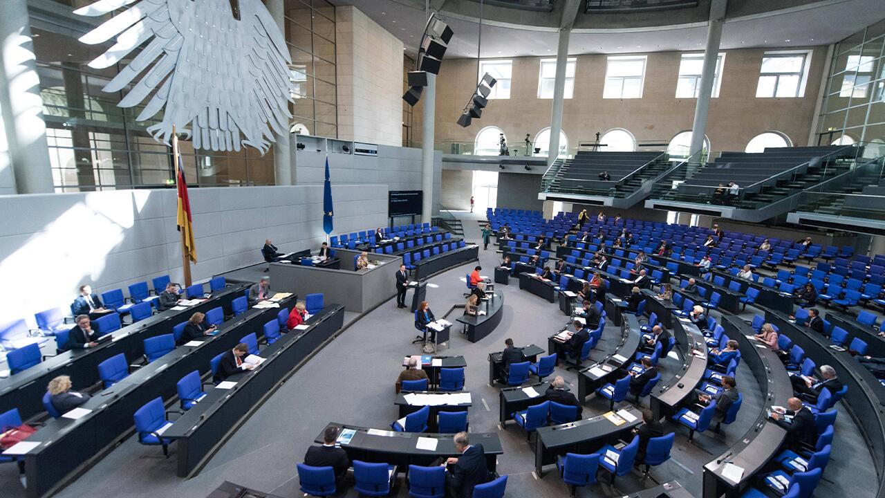 Der Bundestag beschloss eine längere Lohnfortzahlung für Eltern sowie Mehrwertsteuersenkungen für die Gastronomie.