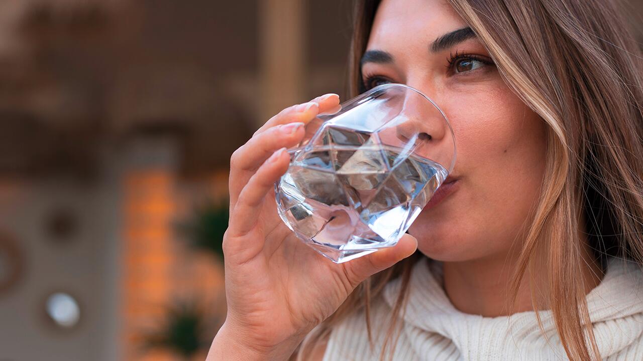 Der Schluck zwischen den Bissen: Sollte man beim Essen trinken? 