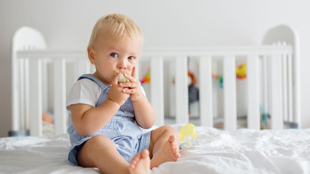 Der Schnuller ist für Babys wichtig, doch irgendwann muss man Kleinkindern den Schnuller abgewöhnen.