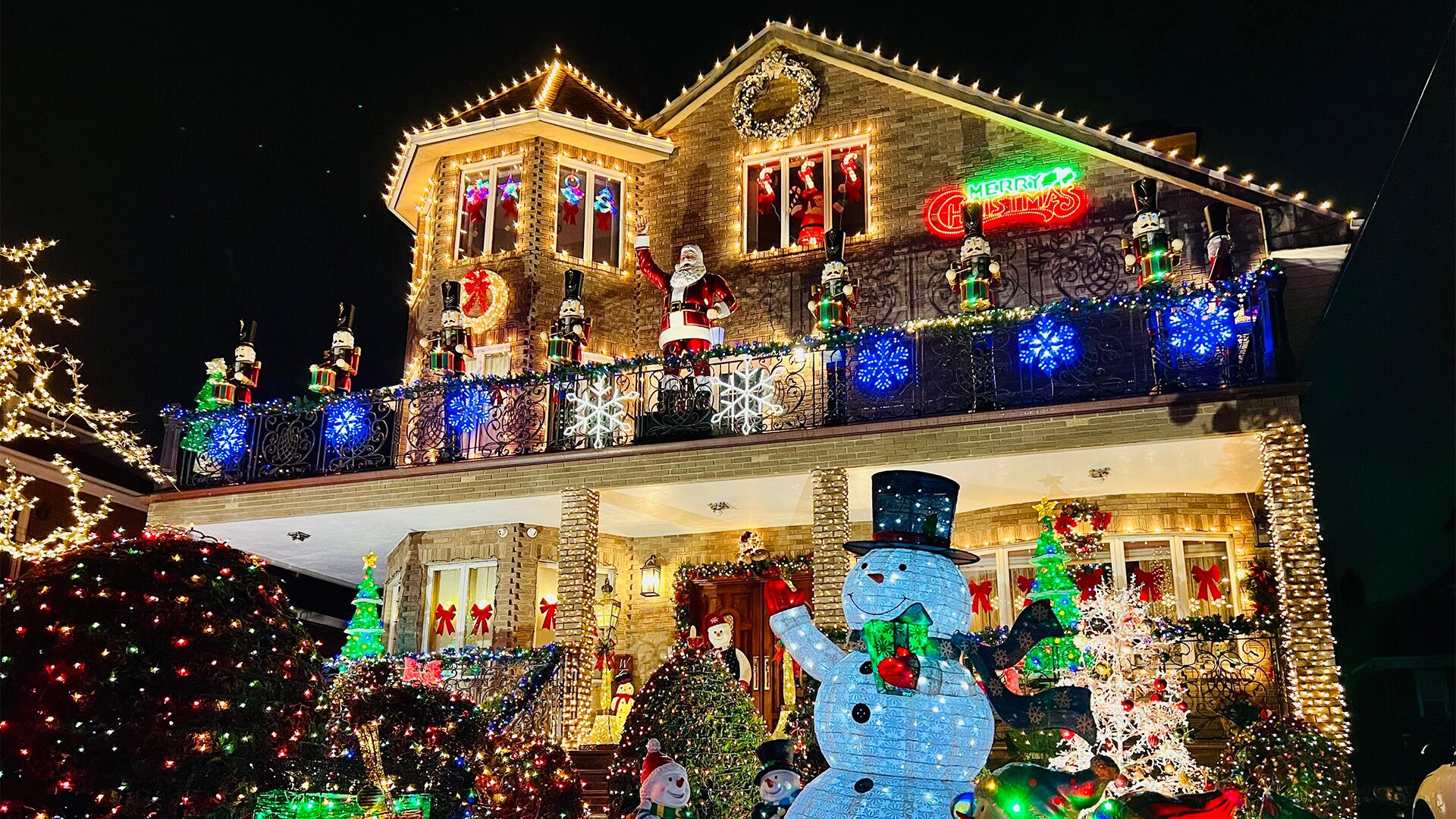 Weihnachtsbeleuchtung des Nachbarn stört: Was kann man dagegen tun?