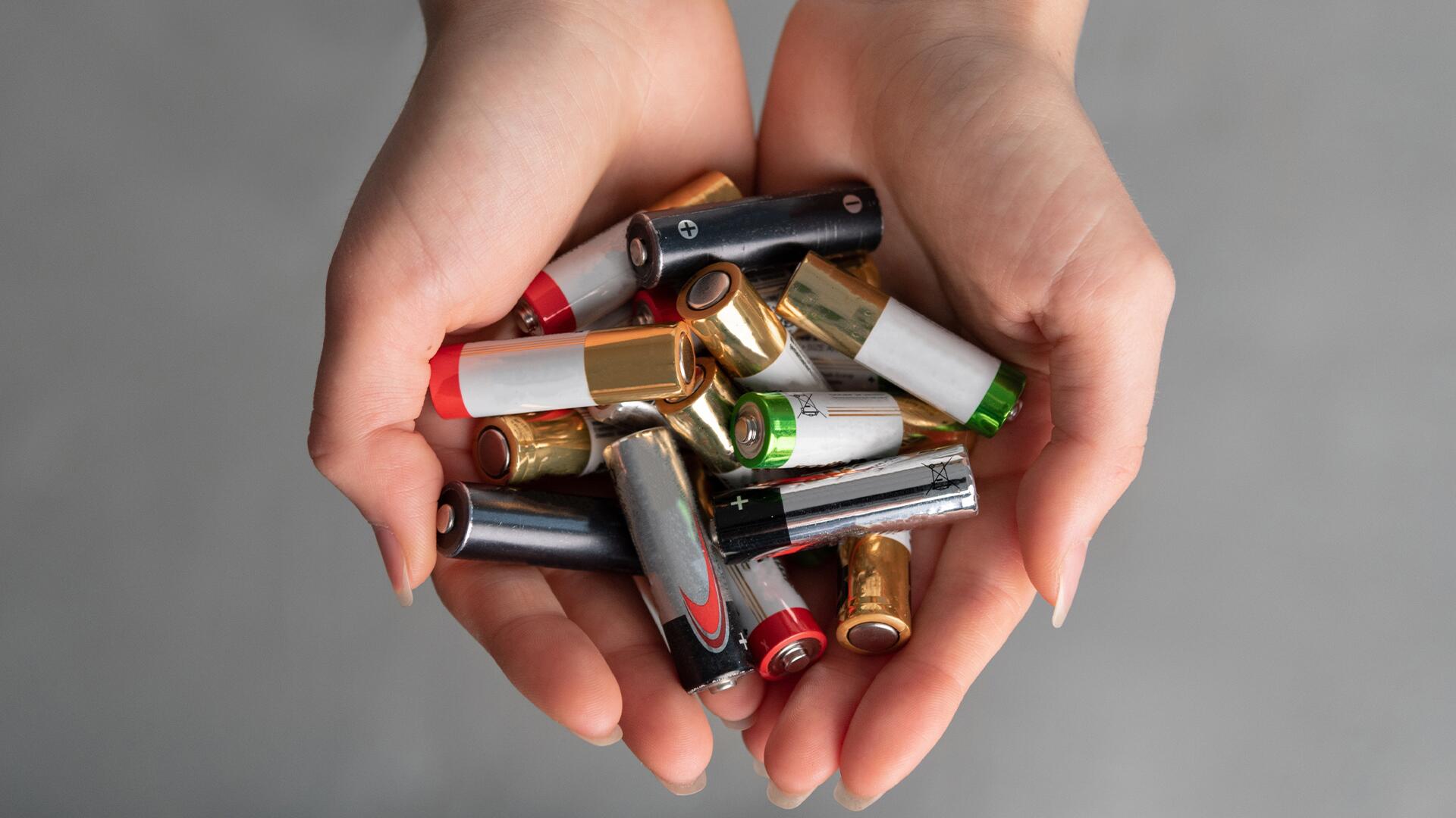 Die Entsorgung von Batterien ist einfach und wichtig. 