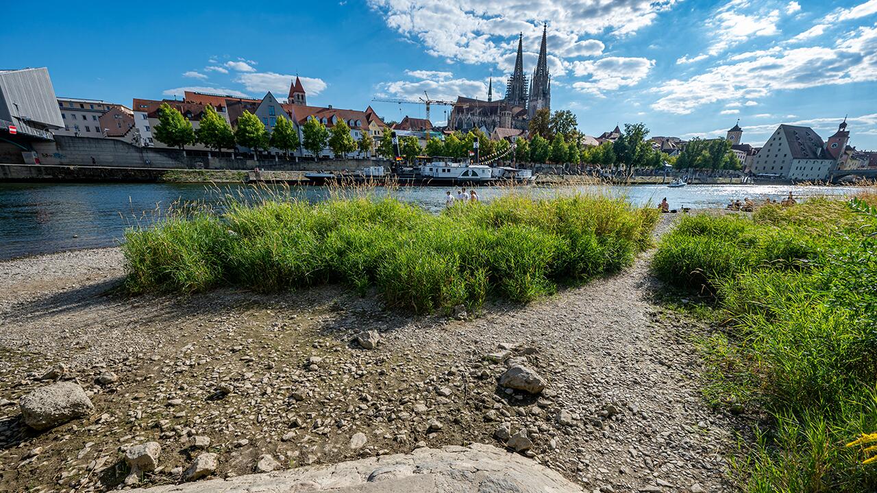 Die Pegelstände mehrerer Flüsse in Deutschland sind in diesem Jahr besonders früh gesunken und sehr tief. Das betrifft auch die Donau, wie hier auf dem Bild in Regensburg.