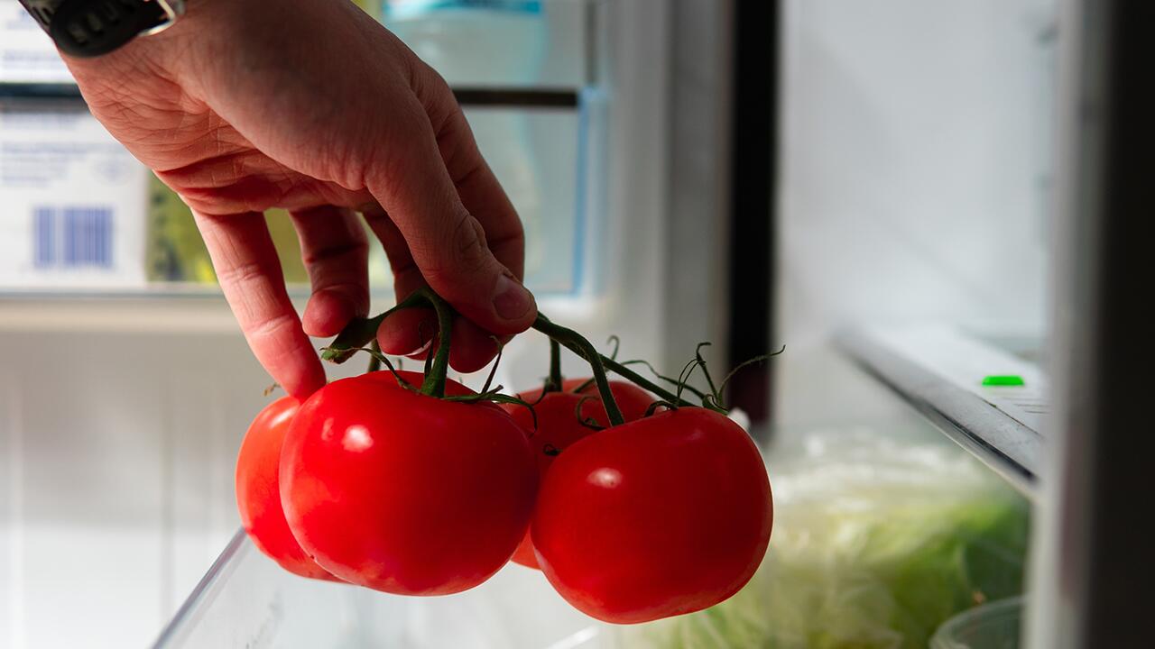 Diese Gemüse- und Obstsorten dürfen bei Hitze ausnahmsweise in den Kühlschrank.