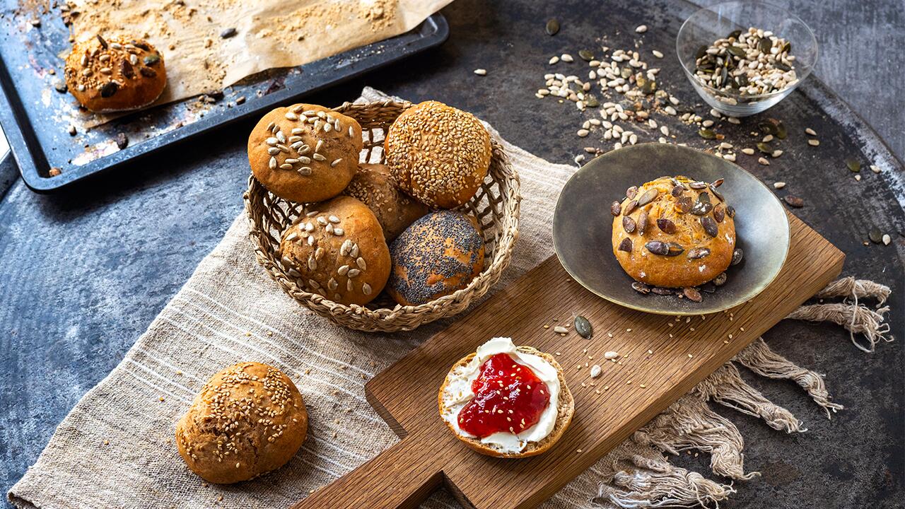 Dinkelbrötchen selber backen: Ein einfaches Rezept. 