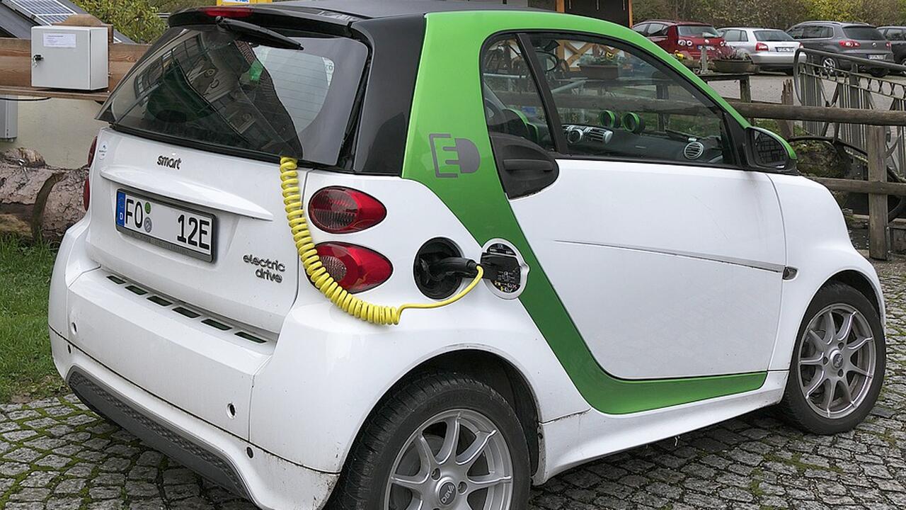 Ein E-Auto wird beladen – nachhaltig? 