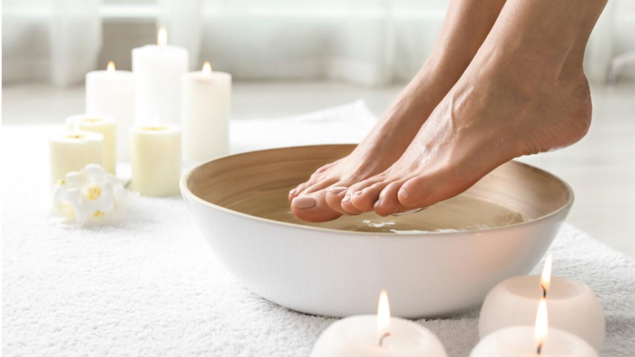 Ein Fußbad wärmt und pflegt die Füße, Sie können es einfach selber machen.