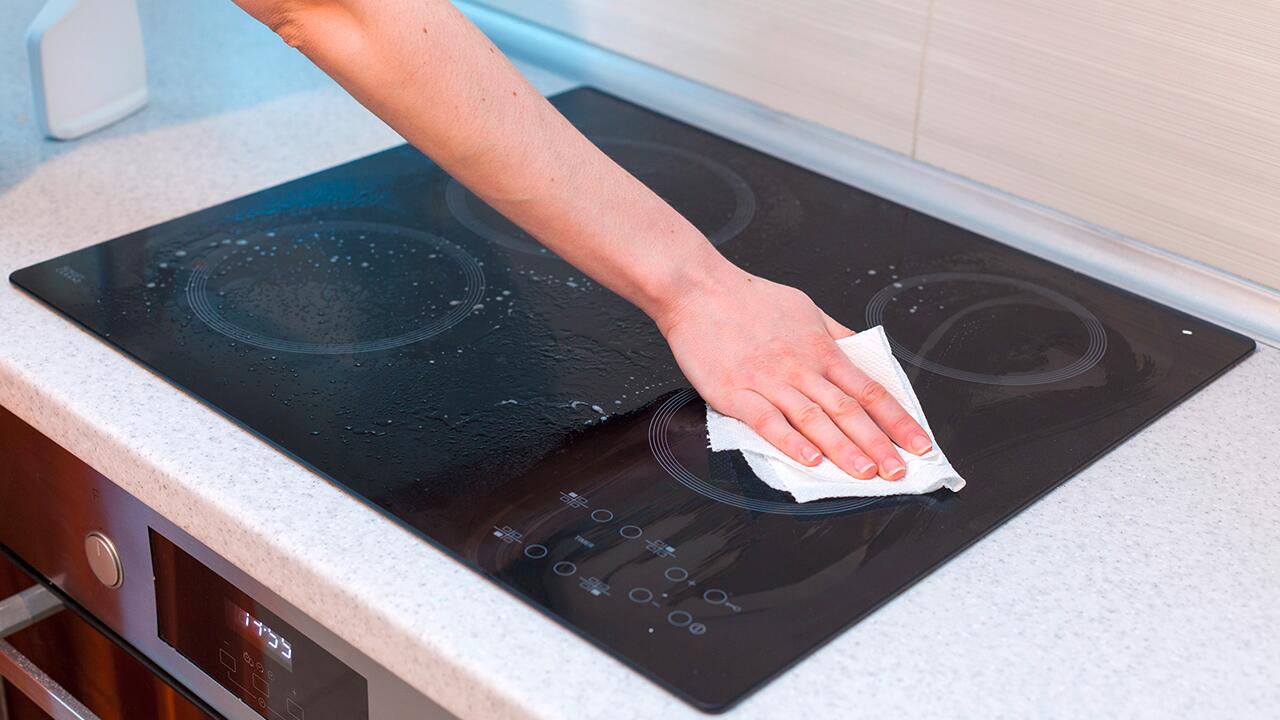 Ein Glaskeramik-Kochfeld lässt sich auch effektiv mit Hausmitteln reinigen.