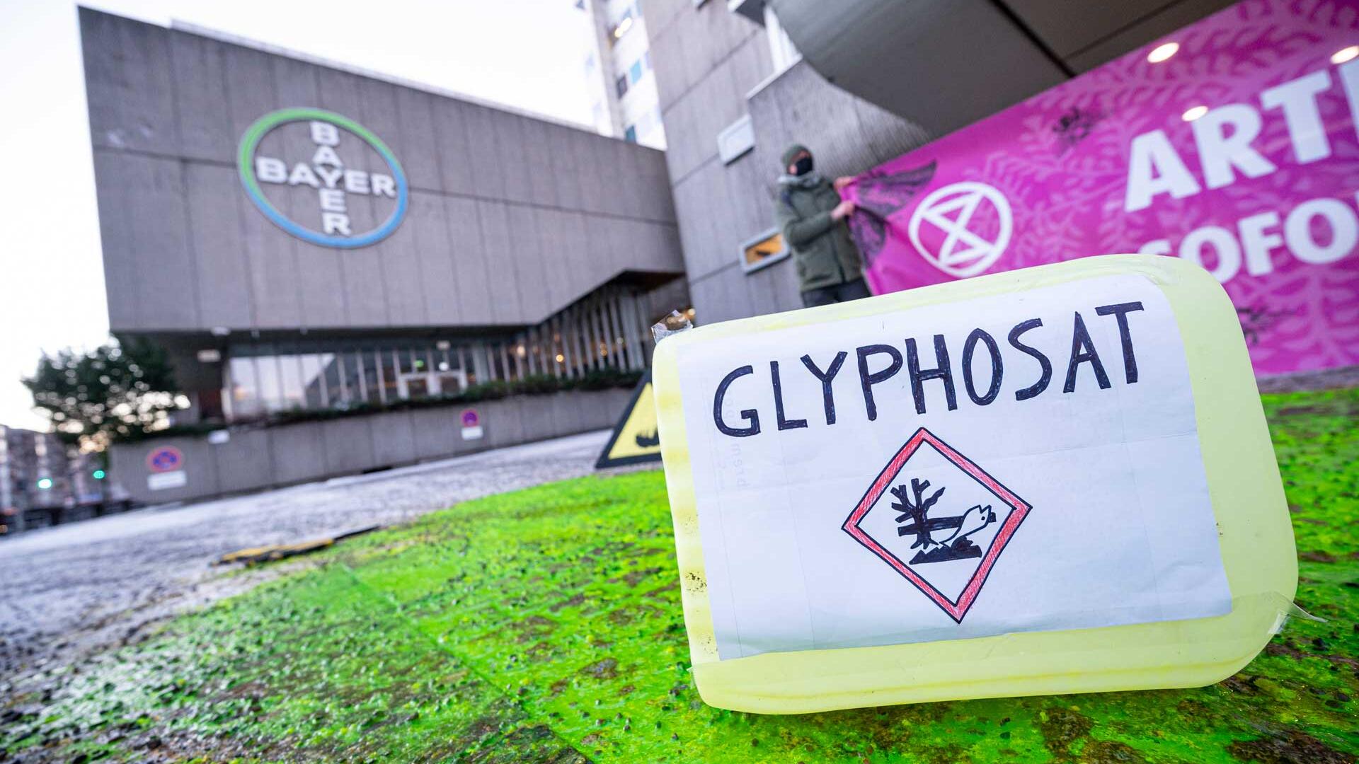 Ein Plastikcontainer mit der Aufschrift "Glyphosat" steht bei einer Protestaktion vor dem Eingang des Chemiekonzerns Bayer. Ein Plastikcontainer mit der Aufschrift "Glyphosat" steht bei einer Protestaktion vor dem Eingang des Chemiekonzerns Bayer.