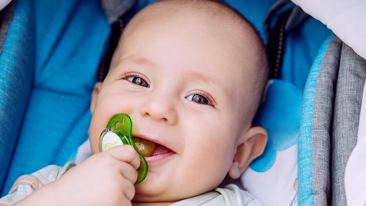 Ein Schnuller beruhigt das Baby und befriedigt den natürlichen Saugreflex.