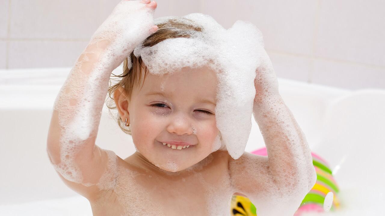 Eine Frage, die sich Eltern häufig stellen: Wie oft sollte unser Kind baden?