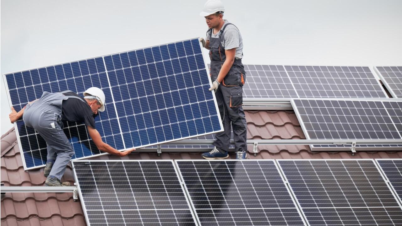 Eine Solaranlage sollten Sie regelmäßig auf Schäden überprüfen.