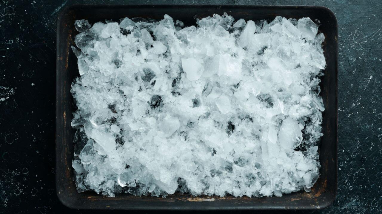 Eiswürfel im Getränk sind die pure Erfrischung – und schnell selber gemacht, auch ohne Form.