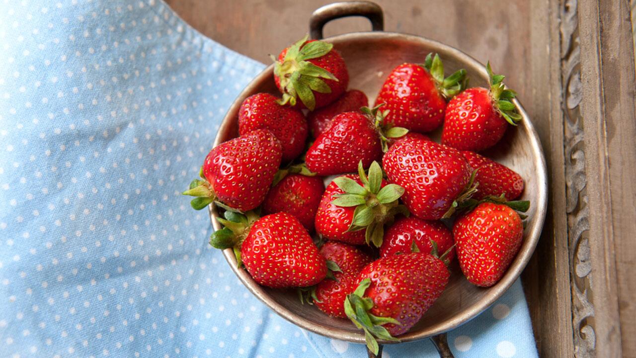 Erdbeeren sollten Sie vor dem Verzehr – vorsichtig – waschen.