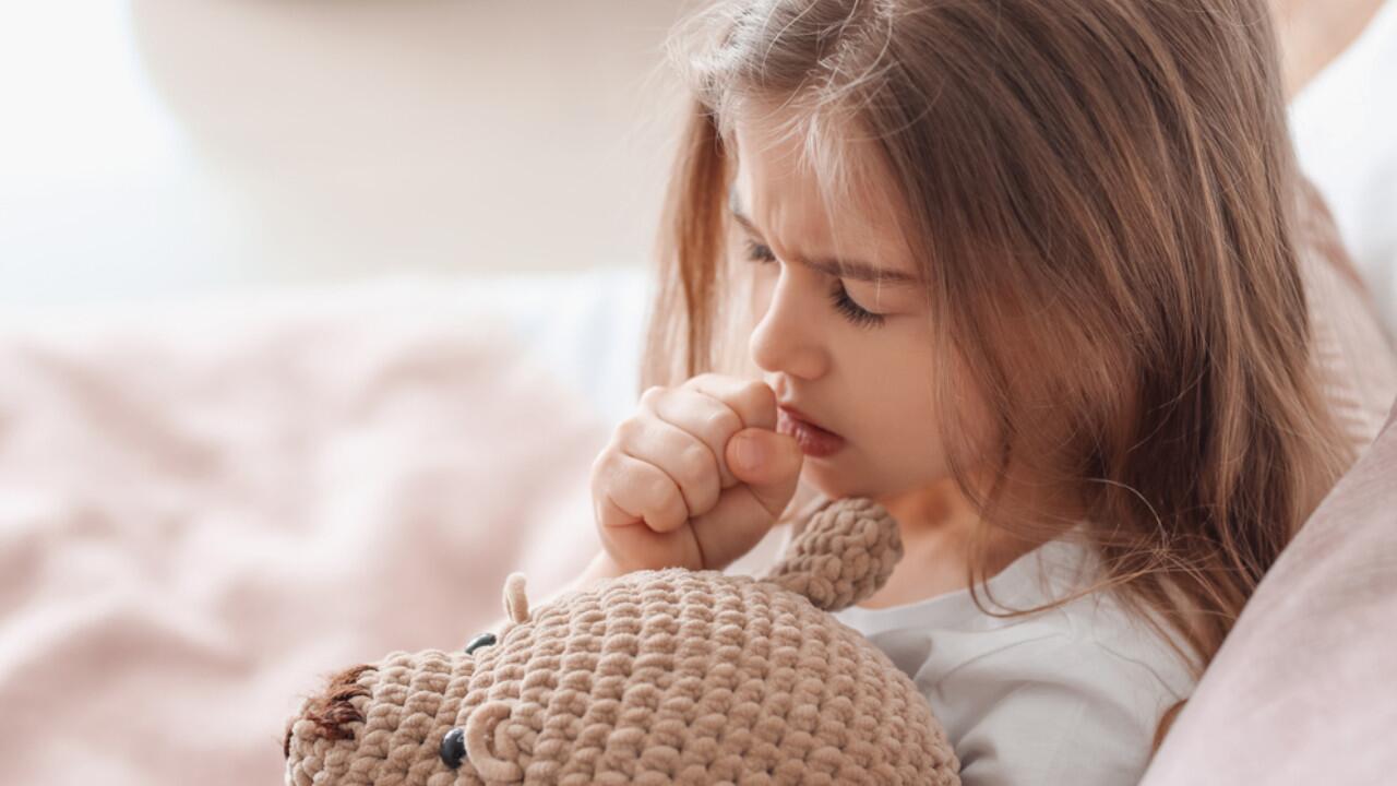 Erkrankungen mit dem Respiratorischen Synzytial-Virus (RSV) nehmen bei Kindern gerade zu.