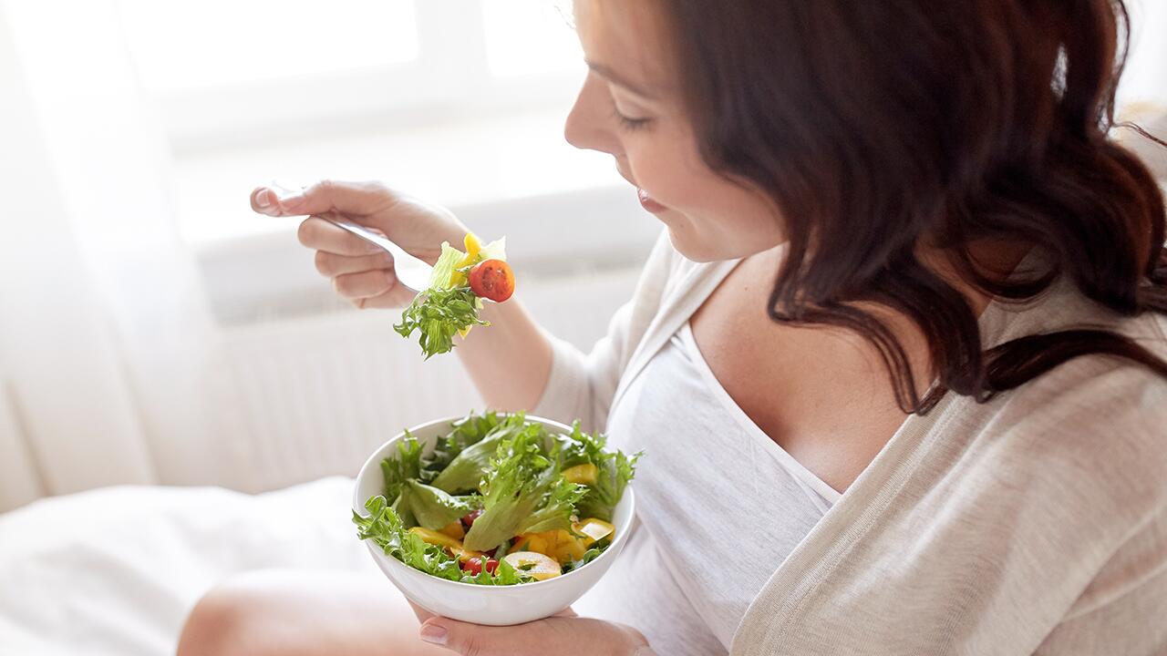 Ernährung in der Schwangerschaft: Was sollten werdende Mütter beachten?