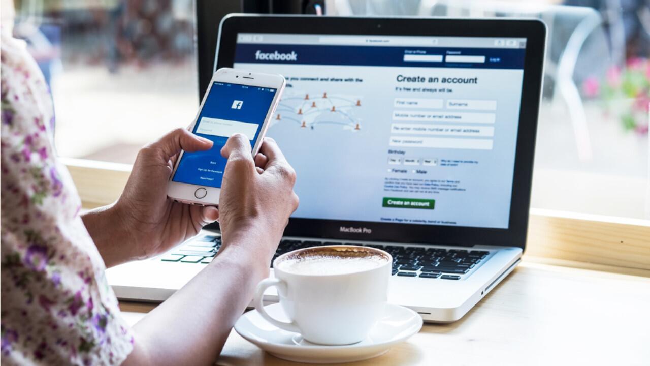Facebook können Sie über den Browser öffnen oder als App auf dem Handy – doch Vorsicht, welche persönlichen Daten dabei gesammelt werden.