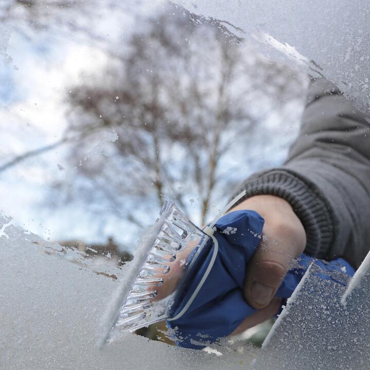 Auto enteisen: Eiskratzer, heißes Wasser - oder Wärmflasche