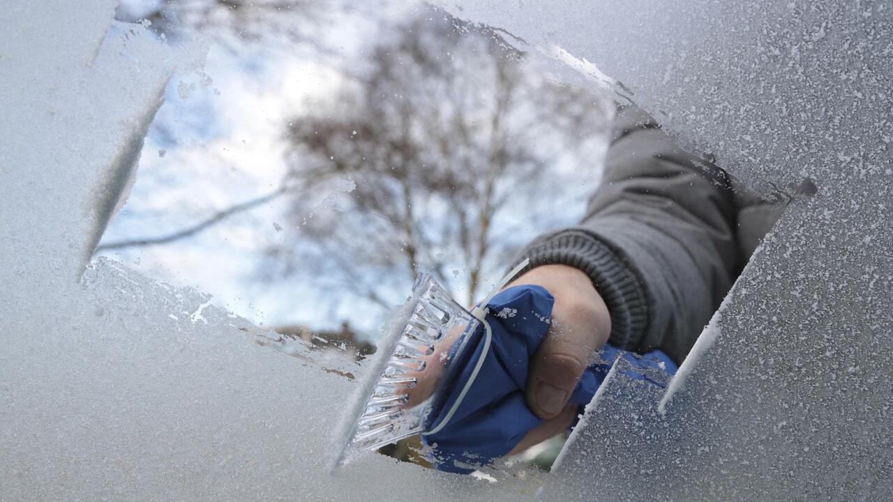 Falscher Eiskratzer & Motor laufen lassen: Die häufigsten Fehler beim Auto enteisen