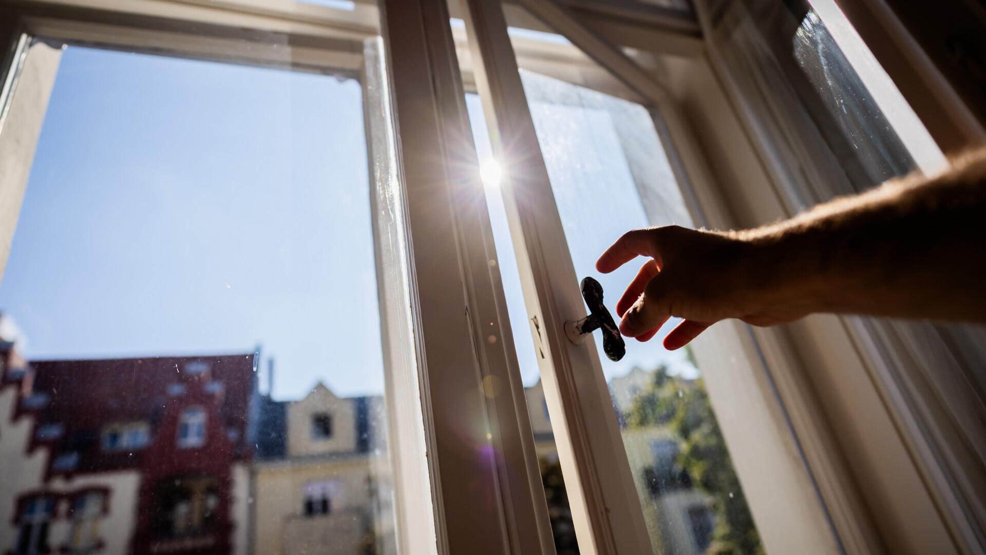 Fenster öffnen, um frische Luft hereinzulassen.