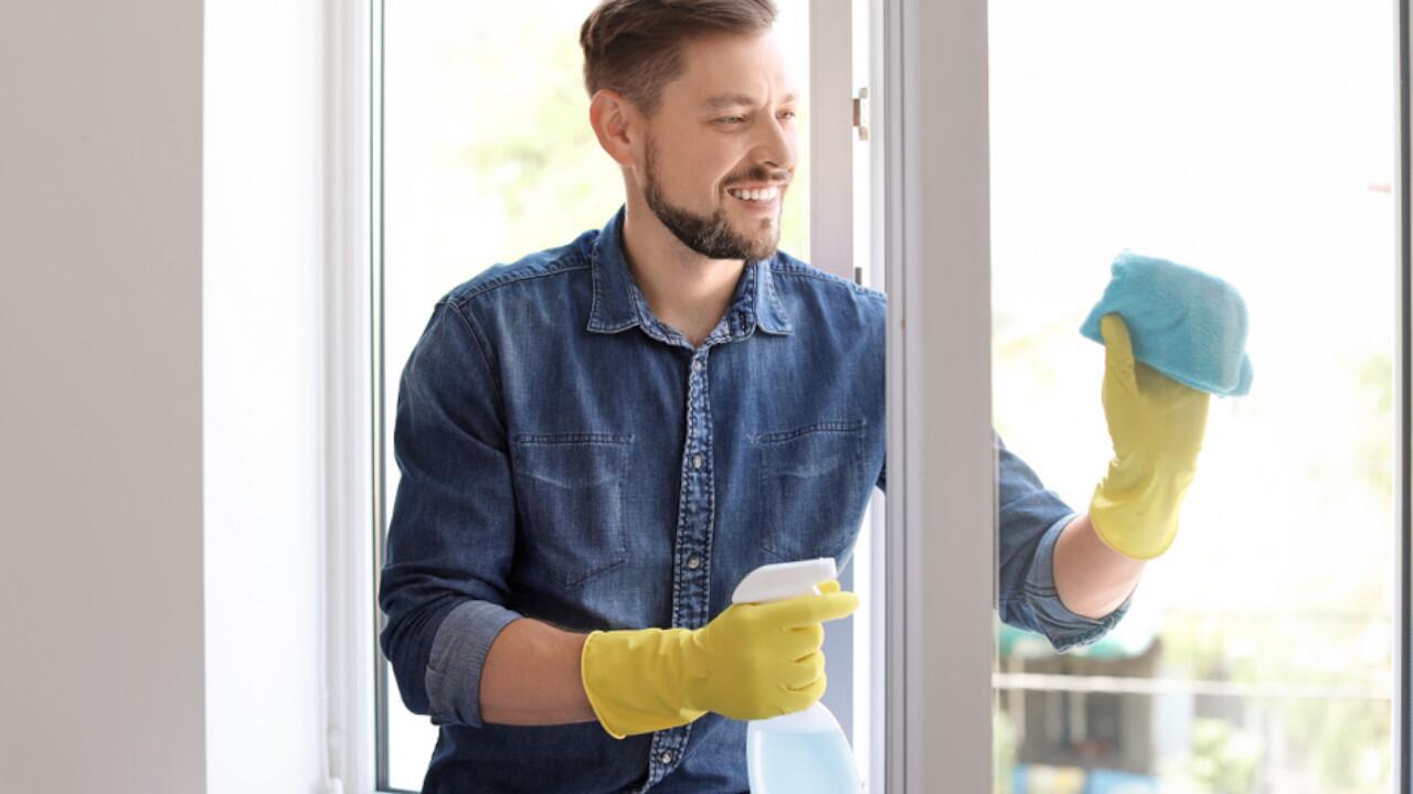 Fensterputzen ist in wenigen Schritten erledigt – zur Belohnung strahlt später die Sonne durch die Scheiben.